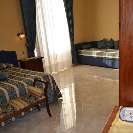 Toledo Bed & Breakfast เนเปิลส์ ภายนอก รูปภาพ