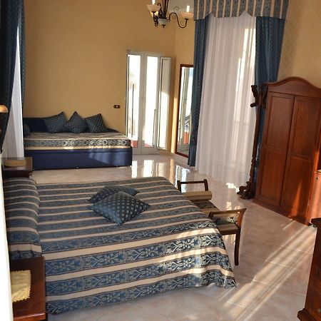 Toledo Bed & Breakfast เนเปิลส์ ภายนอก รูปภาพ
