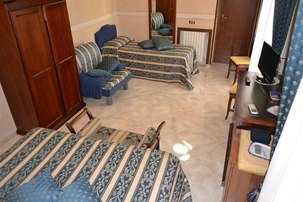 Toledo Bed & Breakfast เนเปิลส์ ภายนอก รูปภาพ