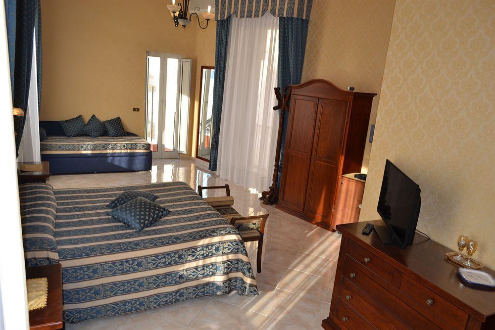 Toledo Bed & Breakfast เนเปิลส์ ภายนอก รูปภาพ