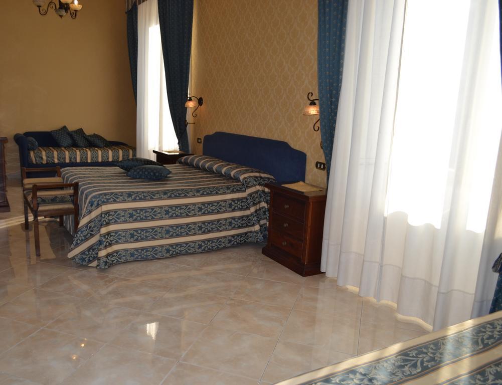 Toledo Bed & Breakfast เนเปิลส์ ภายนอก รูปภาพ