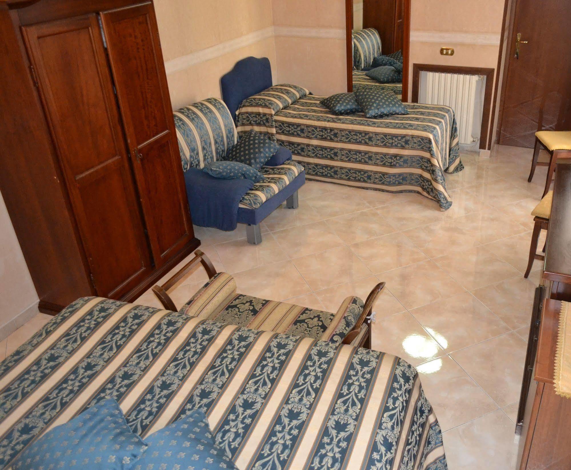 Toledo Bed & Breakfast เนเปิลส์ ภายนอก รูปภาพ