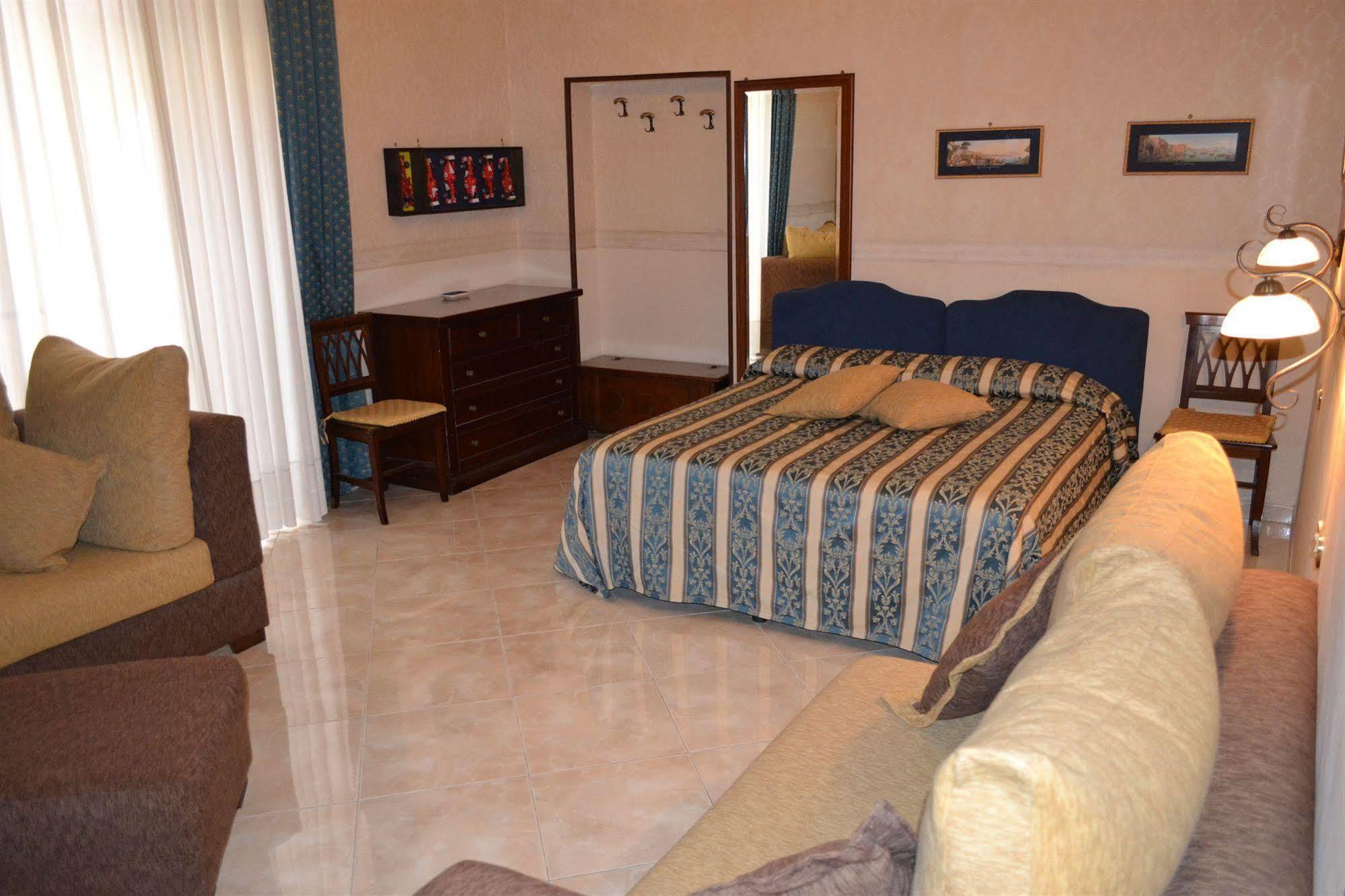 Toledo Bed & Breakfast เนเปิลส์ ภายนอก รูปภาพ