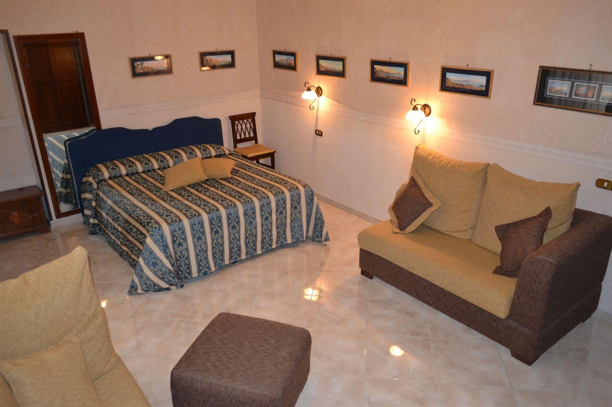 Toledo Bed & Breakfast เนเปิลส์ ภายนอก รูปภาพ