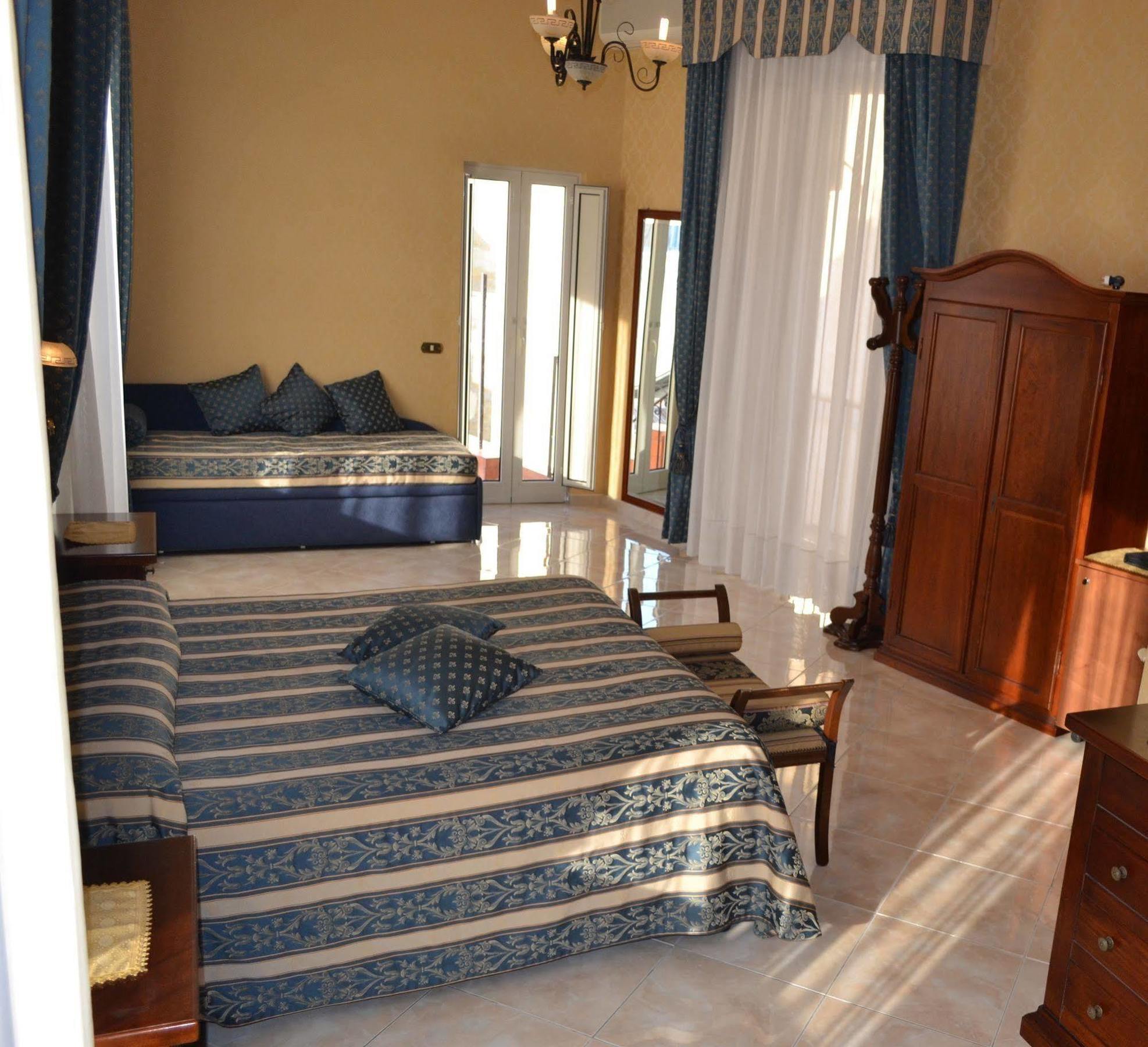 Toledo Bed & Breakfast เนเปิลส์ ภายนอก รูปภาพ
