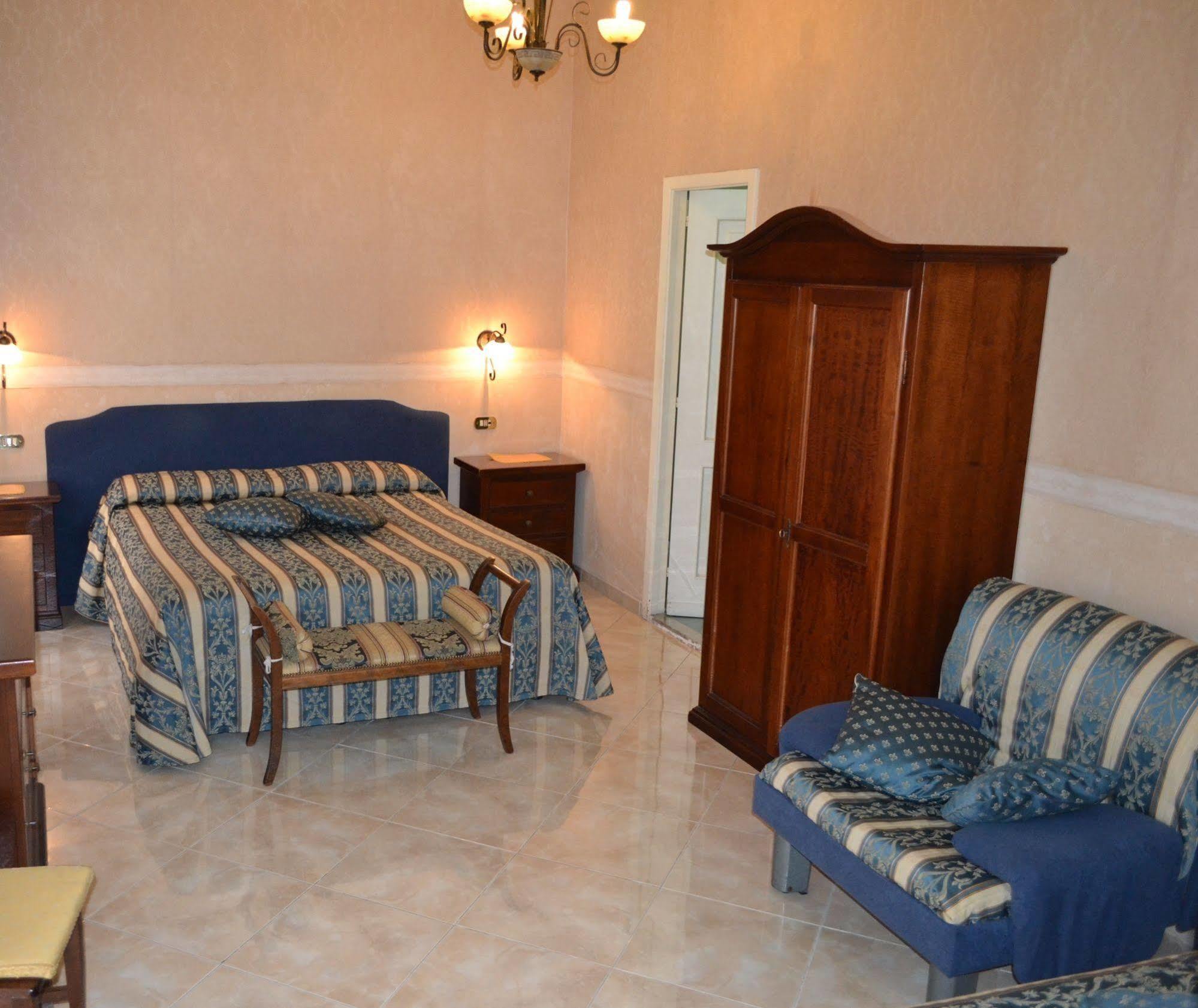 Toledo Bed & Breakfast เนเปิลส์ ภายนอก รูปภาพ