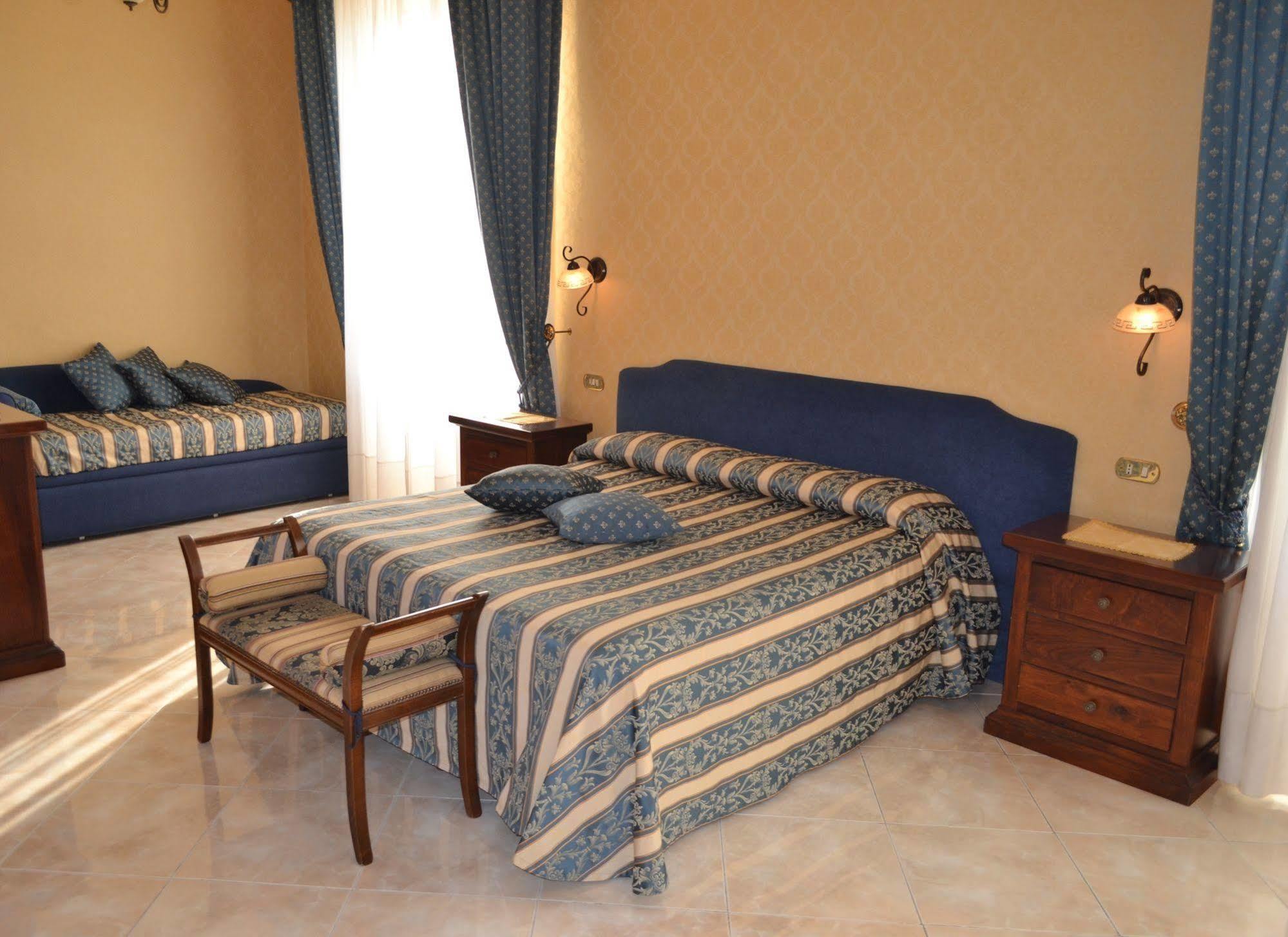 Toledo Bed & Breakfast เนเปิลส์ ภายนอก รูปภาพ